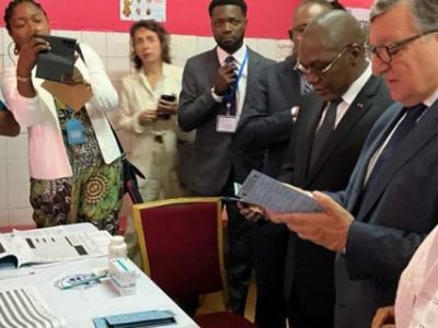 Cameroun : Visite du PCA de Gavi *La halte du site de vaccination du Centre Mère et Enfant