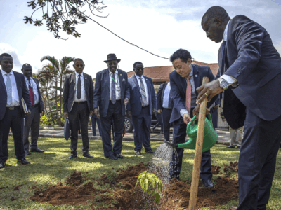 FAO : Director-General visits agrifood research institute in Uganda