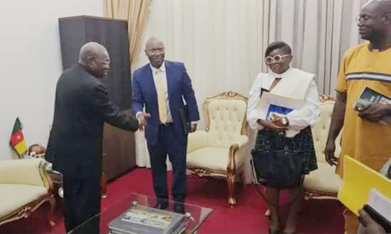 Poignée de main entre le Ministre des Pêches, de l'Élevage et des Industries Animales (MINEPIA) et le Directeur de l'OIT pour l'Afrique Centrale, M. Claude Yao Kouame, lors de l'audience sur l'entrepreneuriat.