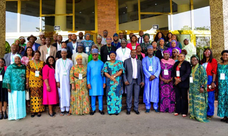 Participants comprenant divers acteurs du secteur de l’élevage, posant pour une photo de groupe lors d’une réunion à Abuja