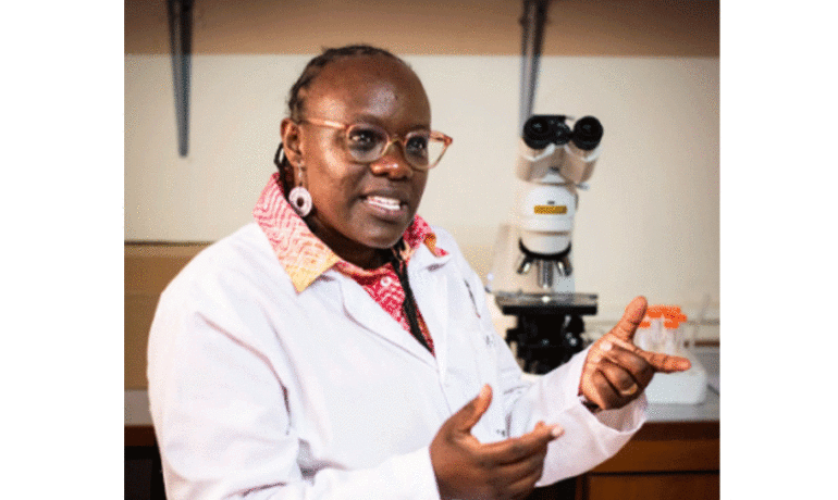 Portrait de la scientifique kenyane Mercy Akinyi, chef de groupe de recherche, souriante dans un cadre naturel au Kenya